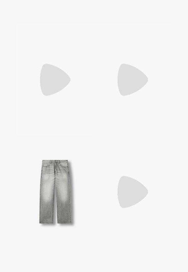 T-shirt noir basique à manches courtes et col rond avec un design de revers plié sur les manches, présenté sur fond blanc.; Jean en denim gris délavé droit avec poches avant, passants de ceinture et fermeture par bouton sur fond blanc.; Mocassin en cuir noir avec une finition brillante, bout arrondi, détails de couture subtils et semelle en caoutchouc épaisse pour la durabilité.; Ceinture en faux cuir noir avec texture crocodile et boucle ronde en argent, enroulée sur un fond blanc uni.
