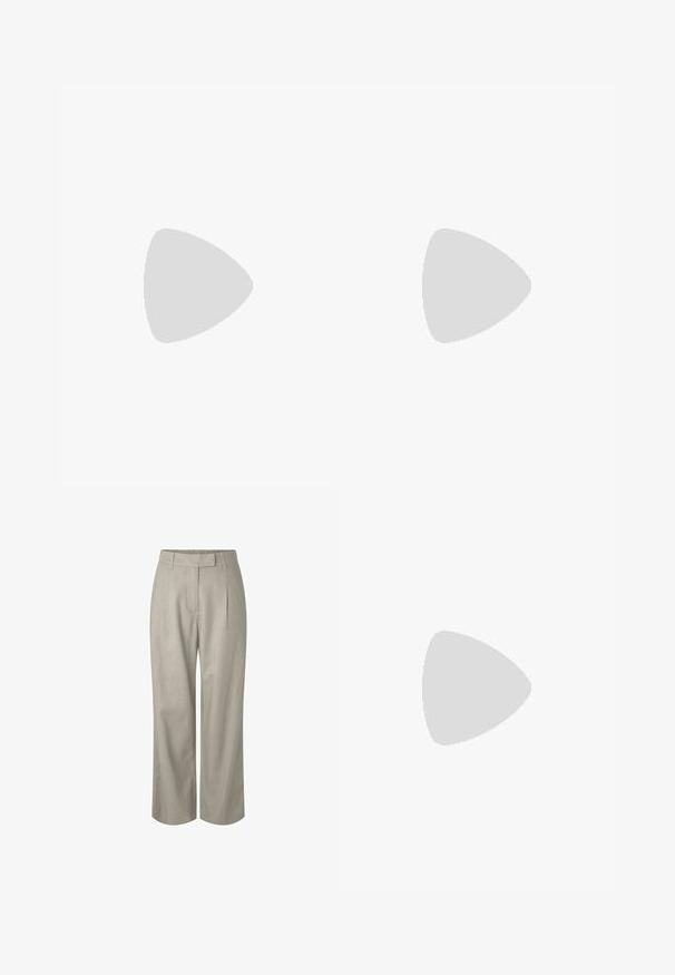 Culture CUEBBA ANNEMETTE - Pullover - tannin; Pantalon beige à jambes droites avec passants de ceinture, plis sur le devant et ceinture élastique au dos, présenté sur fond blanc.; Baskets en cuir blanc avec une semelle plateforme plate, arborant un logo doré discret et un design minimaliste, sans lacets visibles.; Sac en cuir marron à bandoulière avec une poche avant à rabat, matériel en argent, sangle ajustable et texture lisse. Comprend un détail en forme d'anneau circulaire.