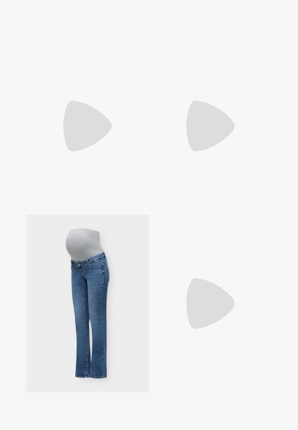 Top envolvente gris de manga larga, hecho de un material suave, que presenta un escote en V y una cintura atada. Las mangas tienen un ligero detalle abombado.; Vaqueros de premamá azules con un panel elástico gris para la barriga, diseñado para adaptarse y soportar la barriga de una mujer embarazada.; Zapatilla deportiva de cuero blanco con puntera redonda, textura lisa y cordones en contraste. Cuenta con orificios de ventilación y una suela de goma gruesa para mayor comodidad.; Bolso tote de cuero negro con dos asas resistentes, que presenta una textura suave, forma rectangular y detalles de costura sutiles a lo largo de los bordes.