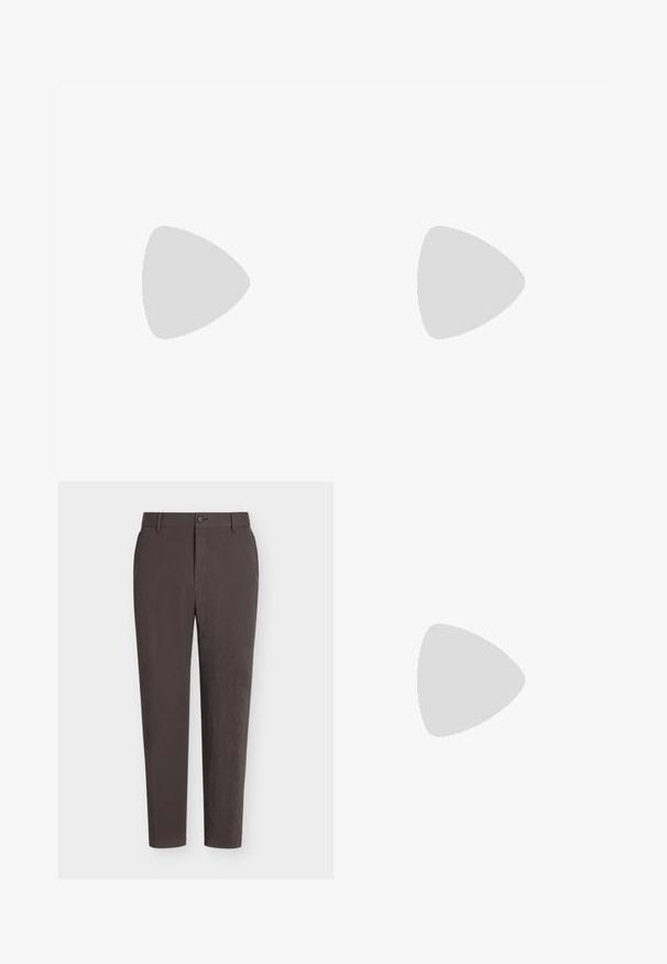 Polo noir à manches courtes en maille avec texture côtelée, col en V, et étiquette rouge Hugo à l’intérieur du col.; Pantalon slim fit marron foncé avec passants de ceinture, fermeture devant avec bouton et zip, présenté sur un fond blanc uni.; Chaussure habillée noire en cuir à lacets avec devant texturé, flottant au-dessus d'un tapis beige dans une pièce moderne avec des meubles teintés d'ambre.; Ceinture en cuir noir avec une boucle argentée et des coutures rouges, enroulée sur un fond clair uni.