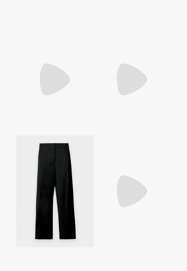 Sort ærmeløs bodysuit med en dyb v-udskæring og samling ved kraven. Fremstillet af glat, strækbart stof. Minimalistisk design.; Sorte bukser med brede ben lavet af et glat stof. Har en struktureret linning, forlommer og et minimalistisk design uden mønstre.; Grå læder sandal med hæl, knyttet rem ved tæerne og snørebånd, der vikles om anklen, på slank mellemhøj hæl mod hvid baggrund.; Tvistede sølvfarvede ørestikker med en glat, blank overflade, der har et moderne, abstrakt spiraldesign.