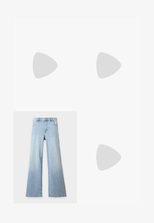 Langarm-Polohemd in Burgunderrot mit weißen und hellblauen Streifen, ausgestattet mit einem Kragen und einer geknöpften Leiste. Weiches Baumwollmaterial.; Hellblaue, hoch taillierte Jeans mit weitem Bein, mit vorderen Knöpfen, Reißverschluss und zwei Fronttaschen auf einfarbigem Hintergrund.; Massiver Plateau-Loafer aus bordeauxrotem Lackleder, mit weißen Akzenten und dicker schwarzer Profilsohle auf hellgrauem Hintergrund.; Schwarze weiche Stoffhandtasche mit gerafftem oberen Rand und runden, gepolsterten Griffen, die auf jeder Seite mit Knoten gebunden sind.