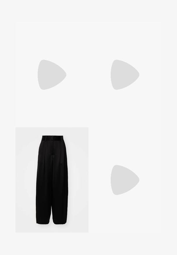 Grå halterneck top lavet af ribbet tekstil, med en tætsiddende silhuet og høj halsudskæring med åbne sider. Mærket er synligt ved halsen.; By Malene Birger PISCALI - Bukser - black; Sort læder mule med spids snude, stropdetalje og lav kittenhælk på hvid baggrund.; Sort læderhåndtaske med opsamlet design, en enkelt rem, sølv metalramme og to store runde sølv lukninger.