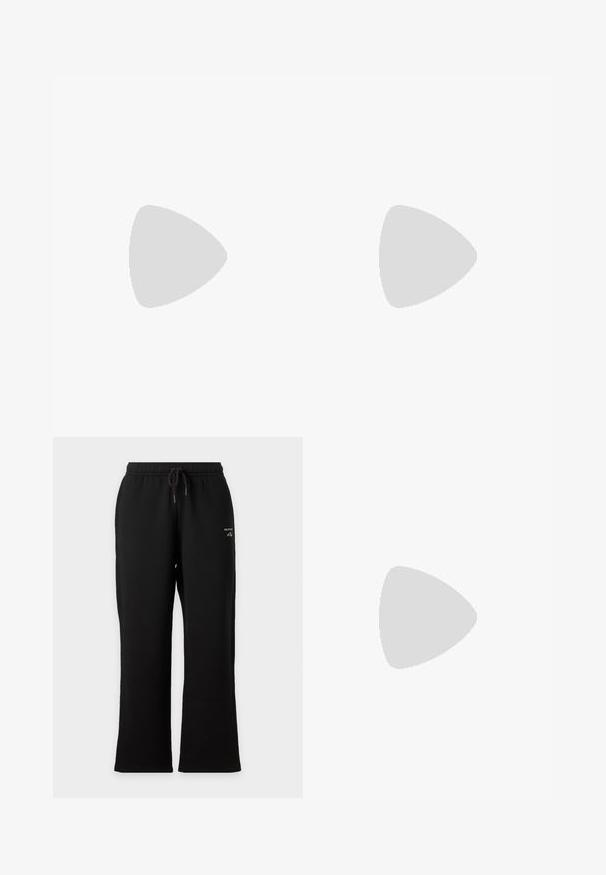 Camiseta de algodón azul marino con un estampado dorado del logo "EA7 EMPORIO ARMANI" en el pecho, mangas cortas y un escote redondo.; Pantalones deportivos negros de pierna recta con cintura elástica y cordón, con un pequeño texto de logo blanco en la parte superior del muslo izquierdo.; Zapatilla negra de cuero con un acabado suave, punta redondeada, panel lateral texturizado y cordones negros. Presenta una suela de goma plana y un diseño minimalista.; Bandolera negra hecha de material suave, con cierre de solapa y logo en relieve. Incluye una correa ajustable a juego.