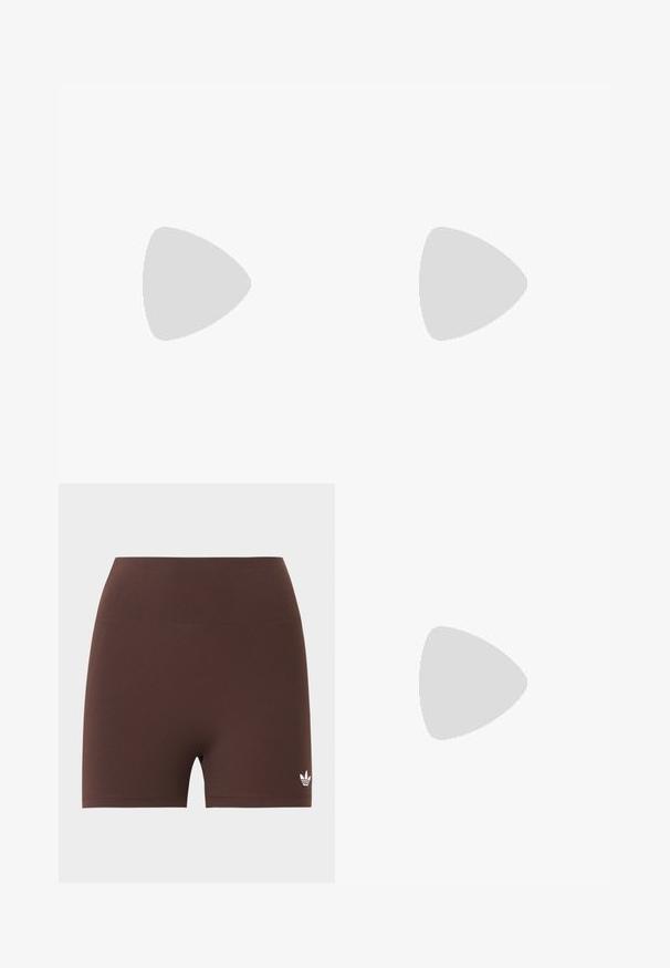 Beige cropped t-shirt lavet af bomuld, med korte ærmer, en rund halsudskæring og et maroon logo grafik på venstre bryst.; Brune high-waisted, tætsiddende biker-shorts med et lille hvidt Adidas trefoil-logo på det nederste venstre ben.; Hvid Adidas Samba sneaker med brune ruskindstriber, brun gummisål og beige ruskindståhætte, vist fra ydersiden på en ensfarvet baggrund.; Skuldertaske i blødt olivengrønt stof med lynlås og justerbar rem på ensfarvet, lyst baggrund.