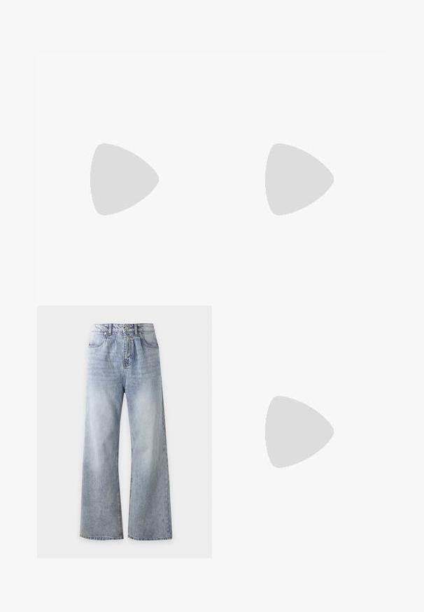 Weißes Baumwoll-T-Shirt mit einer rot gestickten Tasche mit "MARNI" auf der linken Brust und kurzen Ärmeln. Glatte Textur, klassischer Rundhalsausschnitt.; Hellblaue Jeans mit hoher Taille und weitem Bein, Fronttaschen, Knopfverschluss und ausgewaschenem Effekt an Oberschenkeln und Knien.; Beige Wildlederschuh mit weißer Sohle und Schnürsenkeln, niedrig geschnittenes Design und Zickzackprofil auf der Sohle.; Dunkelbraune Stoff-Gürteltasche mit diagonalem Reißverschlussfach und kleinem weißen Logo vorne, vor einem einfarbigen hellen Hintergrund.