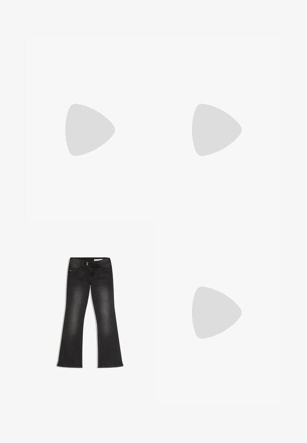 Zwarte lange mouwen top van zachte stof. Heeft een diepe V-hals met een golvende kantafwerking en een aansluitende silhoeet. Geen zichtbare patronen.; Zwarte jeans van vervaagde denim met een uitlopende pijp, voorzakken, een dubbele knoopsluiting en riemlussen.; Zwarte suède sneaker met witte drie strepen, gouden logo en een bruine rubberen zool. Heeft een laag profiel vetersluiting ontwerp.; Zwarte leren handtas met twee handvatten, voorvak met rits, zilveren studs en een gestructureerd oppervlak, geïsoleerd op een witte achtergrond.