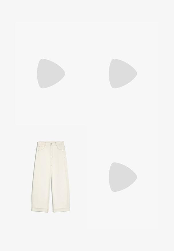 Afskåret sort t-shirt lavet af bomuld, med en afslappet pasform, korte ærmer og en ribbet rund halsudskæring. Ingen synlige mønstre eller accenter.; Off-white brede cropped bukser med frontknap, lynlås, to forlommer og synlige brune syninger.; Kremfarvet ruskindssneaker med sorte striber, gummisål, sort hælstrop og gyldent "SPEZIAL"-tekst på siden.; Sort patentlæder håndtaske med rund form, to top-håndtag, sølvdetaljer og en fremtrædende hvid logo på fronten.