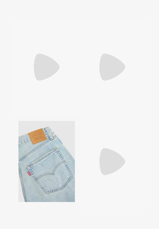 Lichtblauw katoenen T-shirt met korte mouwen en een hoge hals, met een klein roze geborduurd schelpdierontwerp aan de voorkant.; Lichtblauwe denim jeans met achterzak en een leren patch met het Levi's logo en een rood label op de zaknaad.; Zwarte suède sneaker met witte accenten en veters, uitgerust met een dikke witte zool en contrasterende stiksels, gecombineerd met een witte sok.; Zwarte leren riem met een gladde textuur, ovaal zilveren metalen gespsluiting en meerdere verstelgaten langs de band. Platte, minimalistische uitstraling.