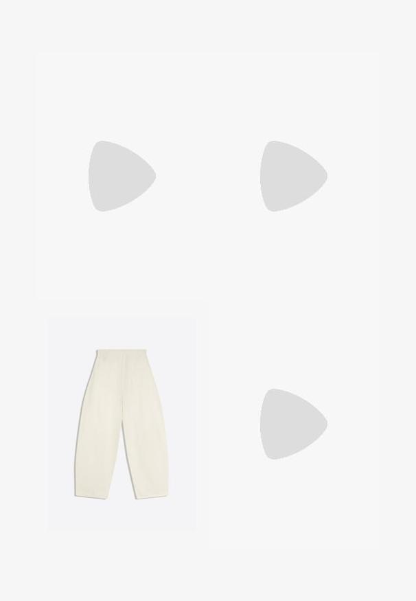 Zwart mouwloos trui met een V-hals, gemaakt van zacht materiaal, met een geribbelde halslijn en onderrand. Eenvoudig, klassiek ontwerp.; Crèmekleurige broek met hoge taille en wijde pijpen, met achterzakken en ceintuurlussen, plat gelegd op een lichte achtergrond.; Witte Nike Air Force 1 sneaker van leer met geperforeerde neus, platte veters en een gestructureerde rubberen zool met "AIR"-logo aan de zijkant.; Ray-Ban zonnebrillen met groene lenzen, zwarte plastic monturen en gouden accenten aan de randen. Vierkante vorm met een matte afwerking.
