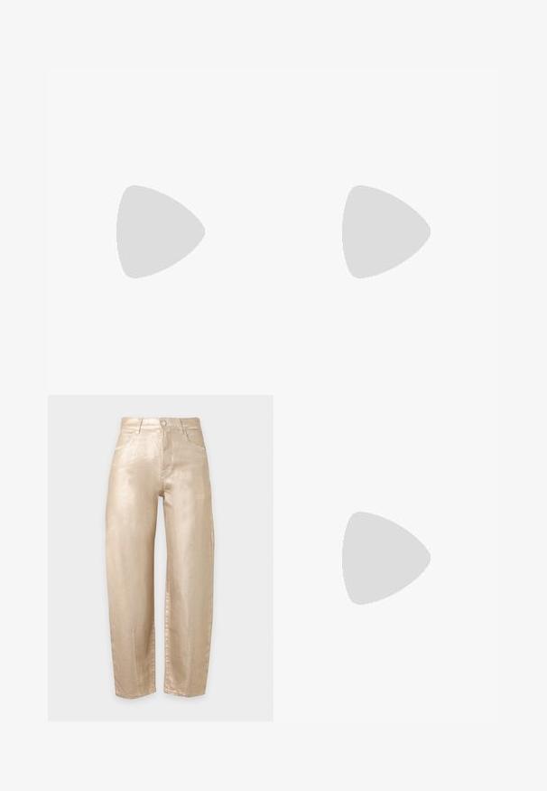Haut sans manches gris clair en tissu doux, présentant un design simple avec un décolleté rond et des détails de couture subtils sur les épaules.; Pantalon taille haute, jambes droites, en tissu beige brillant avec poches avant, passants de ceinture et fermeture par bouton à l'avant.; Escarpin slingback en cuir noir à petit talon kitten, bout pointu, fine bride en T, boucle réglable et petite décoration dorée sur la bride.; Sac bandoulière rectangulaire en cuir noir avec bandoulière ajustable, fermeture éclair sur le dessus et petit logo Calvin Klein doré sur le devant.