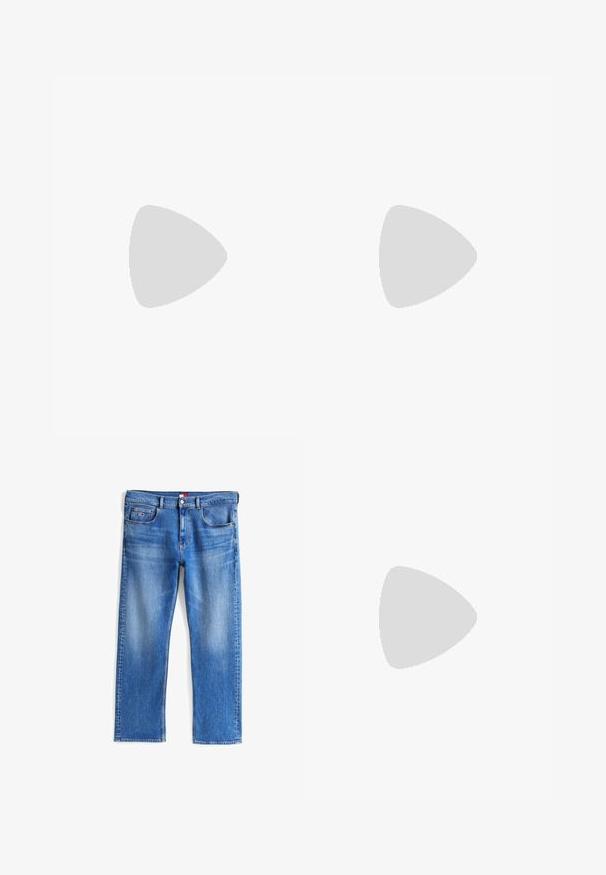 Guess CHAIN - T-shirt print - jet black; Blauwe spijkerbroek met een rechte pasvorm, voorzien van voor- en achterzakken, zilveren hardware en subtiele vervaging in de stof.; Zwarte leren herensloffen met moc toe stiksel, pennyriem, gestructureerde kraag en lage gestapelde hak op witte achtergrond.; Zwarte leren schoudertas met een gestructureerd oppervlak, voorzien van een voorzak met rits, een verstelbare schouderband en metalen accenten.