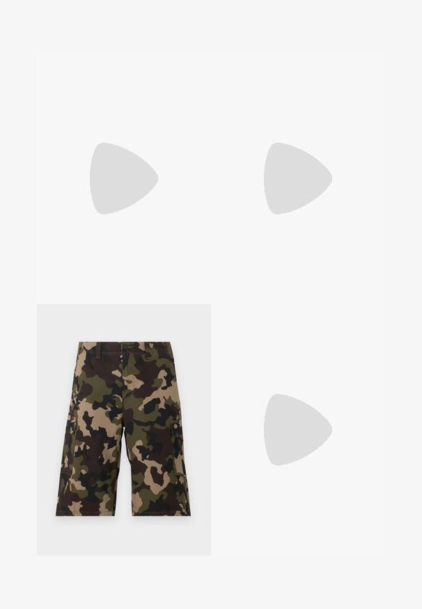 Tarnfarbenes T-Shirt aus Baumwolle mit einem mehrfarbigen Muster in Grün, Braun und Schwarz. Rundhalsausschnitt und kurze Ärmel.; Herren-Cargoshorts knielang mit Tarnmuster in Grün, Braun und Beige, ausgestattet mit mehreren Taschen und einem Knopfverschluss.; Weißer Nike Air Force 1 Sneaker mit schwarzem Swoosh, geschnürten Schnürsenkeln, schwebend in der Luft über einer strukturierten Betonoberfläche im Freien.; Brandit US COOPER EVERYDAYCARRY-SLING - Umhängetasche - blizzard camo