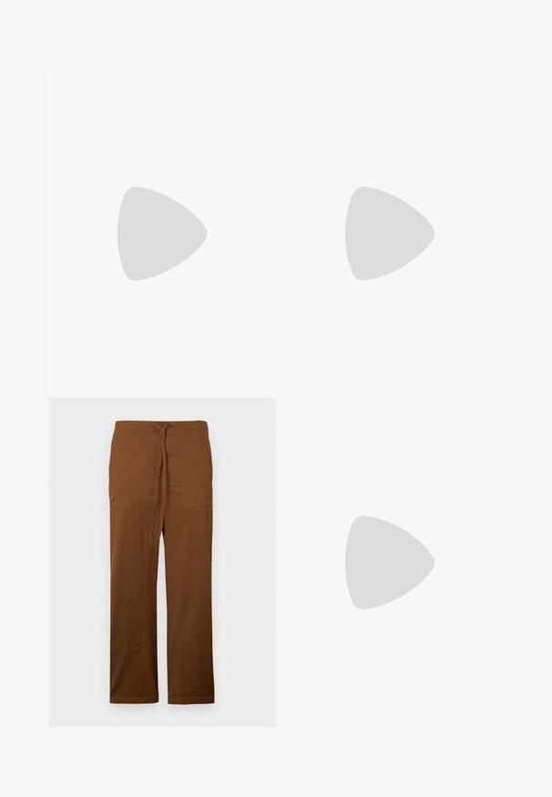 Camiseta negra de manga larga hecha de una tela suave y lisa. Presenta un escote redondo y una forma ajustada, sin patrones ni acentos visibles.; Pantalones marrones de pierna ancha hechos de algodón suave, con un lazo frontal, dos grandes bolsillos parche y un acabado liso y sin textura.; Zapato negro de cuero con cordones, flecos decorativos y tachuelas de metal colocado en una alfombra beige cerca de un mueble marrón.; Bolso de hombro de ante marrón con una larga correa ajustable y un cierre giratorio dorado en la solapa frontal.