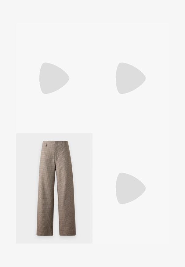 Haut court à manches courtes marron foncé avec encolure ronde et tissu lisse, présenté sur un fond clair uni.; Pantalon taille haute à jambes larges avec petit motif à carreaux en beige, marron et noir, avec passants de ceinture et détails sur les coutures avant.; Chaussures à talons noires à bride arrière avec un bout pointu, en cuir lisse, et un design épuré et minimaliste. Talon aiguille haut.; Pochette en cuir noir lisse avec une fine lanière de poignet, forme rectangulaire, et logo embossé subtil centré sur le devant.