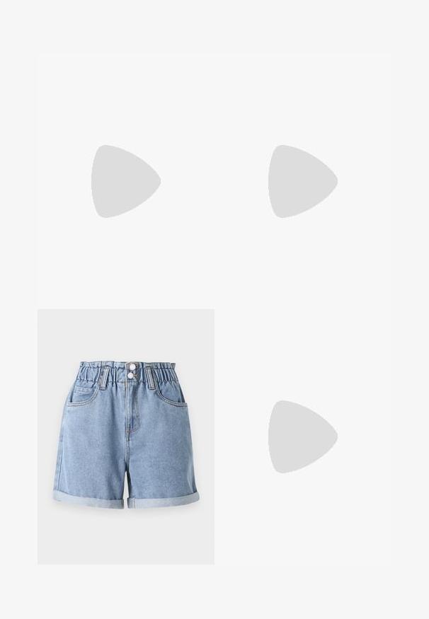 Camiseta recortada de manga corta en algodón caqui. Presenta un escote redondo y hombros caídos con una textura suave y lisa.; Shorts de mezclilla de color azul claro con cintura elástica, dos bolsillos frontales, dobladillos doblados y cierre de doble botón. Textura suave, diseño casual.; Zapatilla deportiva de cuero negro con tres rayas plateadas, punta texturizada y suela de goma. Cuenta con un collar acolchado y un diseño con cordones.; Bolso negro fruncido con asa recogida, apoyado sobre una esfera de piedra texturizada frente a una pared de hormigón beige.