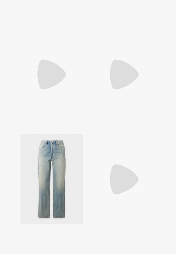 Polo shirt beige clair en coton. Doté d'un col classique, d'une patte de boutonnage à trois boutons, de manches courtes et d'un logo EA7 noir sur la poitrine.; Jean en denim délavé bleu clair avec coupe droite, fermeture à boutons et zip sur le devant, et design cinq poches.; Sneaker en cuir noir avec une finition lisse, semelle crème contrastante, bout arrondi, logo doré sur le côté et six œillets pour les lacets.; Sac bandoulière noir avec sangle réglable et petit emblème logo argenté sur le rabat avant, présenté sur un fond clair uni.