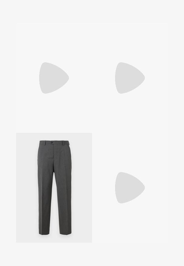 Camiseta polo verde claro con cuello texturizado, mangas cortas y emblema bordado en el lado izquierdo del pecho. Acabado de tela suave.; Pantalones de vestir para hombre en gris carbón con sutiles rayas, cierre de botón, trabillas para cinturón y diseño de pierna recta, sobre un fondo blanco.; Mocasín negro de cuero pulido, tipo slip-on, con tacón bajo y detalles cosidos a lo largo de la puntera y los costados, mostrado de lado.; Cinturón de piel negra con una hebilla de metal plateado, que presenta un diseño clásico y una textura suave. Incluye agujeros para ajuste.