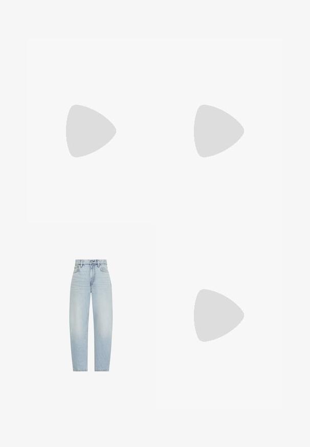 Camiseta corta blanca de algodón, con un estampado metálico plateado que dice "DKNY" y "New York" en letras grandes y en negrita.; Vaqueros azul claro de tiro alto y pernera recta con botón frontal, cierre de cremallera, trabillas para cinturón y bolsillos delanteros y traseros.; Zapatillas sintéticas plateadas con detalles en crema, perfil bajo, puntera redonda y suela de goma plana; cuentan con costuras clásicas y cierre de cordones.; Bolso de mano de cuero negro con forma rectangular y solapa plegable. Presenta una correa delgada y una marca mínima en la parte delantera.