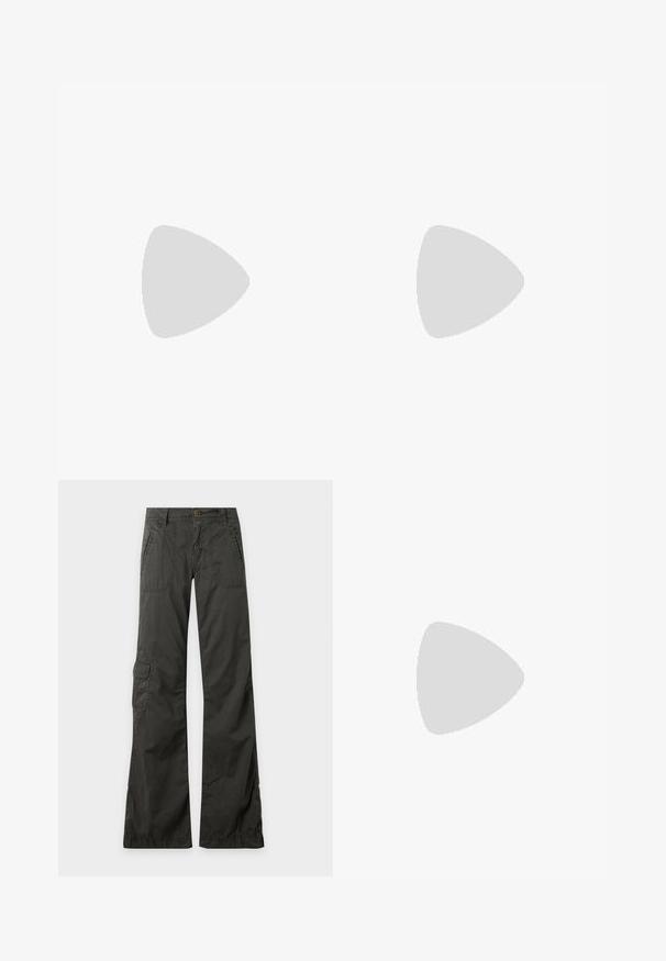 Πράσινο και μπεζ ριγωτό ριμπ ύφασμα crop top χωρίς μανίκια με λεπτές τιράντες ώμων σε απλό ανοιχτό φόντο.; Σκούρο γκρι παντελόνι με φαρδιά μπατζάκια, με μπροστινές και πλαϊνές τσέπες με καπάκι, θηλιές για ζώνη και κλείσιμο με κουμπί στη μέση, σε μονόχρωμο φόντο.; Καφέ δερμάτινη καουμπόικη μπoot με μυτερή μύτη, τακούνι τύπου wedge και διακοσμητική κεντητική εργασία. Διαθέτει ψηλό κορμό και ταινία έλξης.; Μικρή μαύρη γυαλιστερή τσάντα με δύο μακριές λαβές και λεπτομέρειες με ρυθμιζόμενο κορδόνι στο πλάι σε απλό ανοιχτό φόντο.