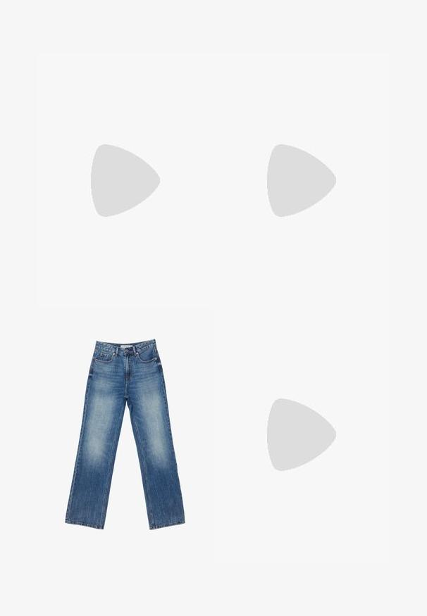 Klar rød kortærmet bomulds-T-shirt med rund hals, vist fladt uden synlige mønstre eller logoer undtagen en lille indvendig halslabel.; Blå jeans med høj talje og lige ben med knap- og lynlåslukning, for- og baglommer samt falmede detaljer på lårene.; Grønne teksturerede bukser med hvide sidelince, parret med sorte Adidas sneakers med tre hvide striber og en gummisål.; Sorte ovale solbriller med tynde arme og rødtonede linser, der ligger på en hvid overflade.