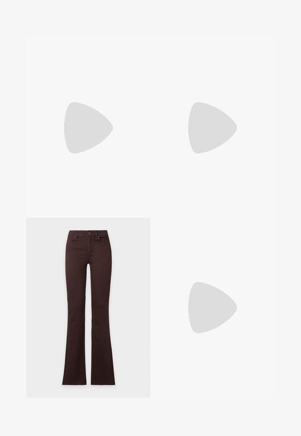 Bodysuit noir en tissu dentelle sur le dessus, avec un décolleté en V et un détail à nouer, des fines bretelles ajustables et une coupe haute.; Jean bootcut marron foncé avec bouton et fermeture éclair, poches avant et arrière, présenté à plat sur un fond blanc uni.; Ballerine en cuir verni marron avec un bout carré et une lanière ornée d'une petite boucle dorée. Texture lisse, talon bas et design minimaliste.; Sac bandoulière en cuir marron foncé avec une forme souple et décontractée et une anse nouée torsadée sur un fond blanc uni.