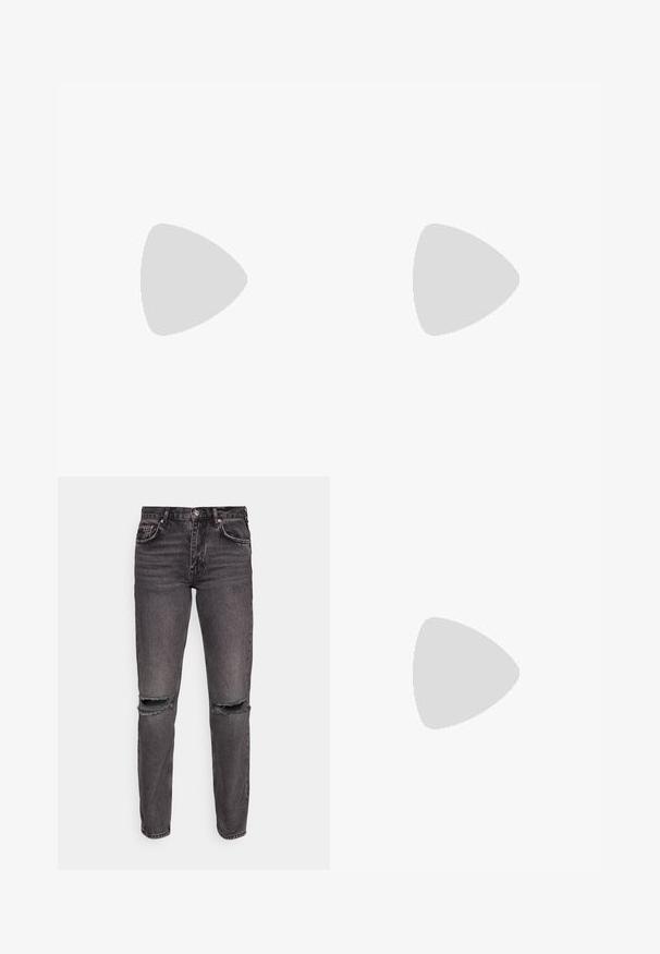 Zwarte aansluitende top met lange mouwen en een opstaande kraag, getoond op een effen lichtgrijze achtergrond.; Gina Tricot LOW  - Straight leg jeans - black denim; Zwarte mule met open teen, met een smalle hak van gemiddelde hoogte en een brede band aan de voorkant, zijaanzicht op een effen achtergrond.; Zwarte cat-eye zonnebril met een matte afwerking, voorzien van grijs getinte glazen, scherpe hoeken en slanke zijarmen. Merkennaam zichtbaar op de binnenarm.
