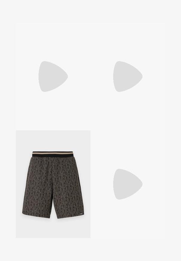 Schwarzes T-Shirt mit einem durchgehenden geometrischen Muster in Gold. Kurze Ärmel, runder Ausschnitt, leichtes Material, lässige Passform.; Schwarze Shorts mit einem strukturierten Muster aus diagonalen Linien und dem Text "EAT" in Beige. Elastischer Bund mit kontrastierenden Streifen.; Weiße Leder-Sneaker mit flacher Gummisohle, ausgestattet mit einer glatten Oberfläche, runder Zehenpartie und Metallösen für die Schnürsenkel. Getragen mit schwarzen Hosen.; Schwarze quadratische Schultertasche mit Reißverschluss, Vordertasche und verstellbarem Riemen mit eingeprägtem Markennamen.