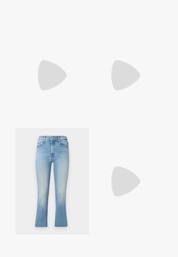 Witte katoenen t-shirt met een ronde hals, korte mouwen en een rechte zoom. Label met "Won Hundred" aan de voorkant van de halslijn.; Lichtblauwe jeans met een hoge taille, uitlopende pijpen en subtiele vervaging. Bevat klassieke zakken en een metalen knoopsluiting.; Zwarte leren ballerina met een ronde neus, gladde textuur, minimale stikdetails en een flexibele zoolontwerp.; Zwarte leren clutch met geplooide textuur, zilverkleurig metalen frame, drukknopsluiting en kettingriem. Glad, zacht oppervlak.