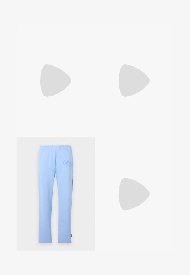 Mintgrønt bomulds T-shirt med korte ærmer, med navyblå "New Era" tekst og "Lake Erie, Buffalo, New York" trykt nedenunder.; Lyseblå bomulds sweatpants med elastisk liv. Har broderet "Colucci" logo på venstre side og lige ben design.; Hvide lædersneakers med en glat finish, rund tå, flade snørebånd og en struktureret sål. Grå ruskindsdetalje ved hælen.; Sort bælteväske med en rød lynlåstrækker og et rektangulært "montagne" logoemblem med en sol og striber på forsiden.