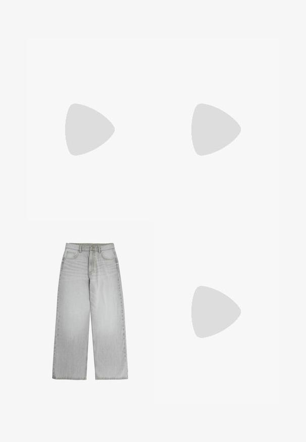 Pull gris à manches longues en tissu côtelé, avec un col rond et une silhouette ajustée. Design simple, sans motifs ni accents visibles.; Jean gris clair à jambes larges avec poches avant, passants de ceinture, fermeture par bouton et zip, présenté à plat sur fond blanc.; Chaussure noire sans lacets à semelle plate flottant au-dessus d'une surface en cuir argenté métallique brillante et capitonnée.; Sac fourre-tout en cuir noir avec texture lisse, deux longues poignées et des coutures subtilement visibles. Présente une large ouverture, idéale pour transporter des objets.
