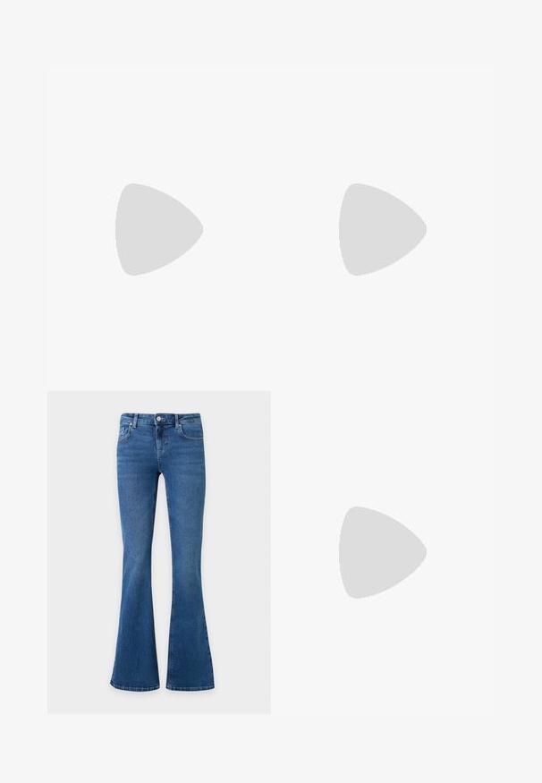 Μακρυμάνικο, ανοιχτό γαλάζιο crop top από μαλακό ύφασμα με στρογγυλή λαιμόκοψη και εφαρμοστή γραμμή. Λείο υλικό χωρίς ορατά σχέδια.; Μπλε τζιν παντελόνι από denim με φαρδύ πόδι, κλείσιμο με κουμπί και φερμουάρ μπροστά, καθώς και μπροστινές και πίσω τσέπες σε απλό φόντο.; Μαύρο γυναικείο πέδιλο με λουράκι στο πίσω μέρος και μυτερή μύτη, με υφή και χοντρό τακούνι. Τοποθετημένο πάνω σε γυαλιστερό, μεταλλικό φόντο.; Μικρή μαύρη γυαλιστερή τσάντα με δύο μακριές λαβές και λεπτομέρειες με ρυθμιζόμενο κορδόνι στο πλάι σε απλό ανοιχτό φόντο.