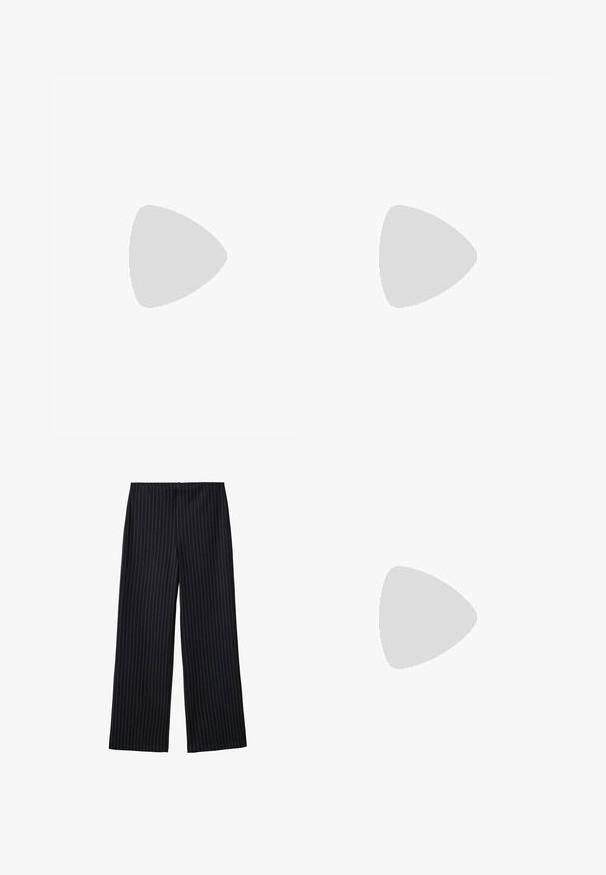 Débardeur sans manches à motif vichy noir et blanc, encolure carrée, larges bretelles et corsage ajusté.; Pantalon large à rayures fines noires avec une texture lisse et une taille haute. Le tissu a un léger éclat et tombe de manière fluide.; Jambes portant des leggings côtelés foncés associés à des ballerines noires avec de petits détails en nœud sur fond blanc.; Petit sac à main noir brillant avec deux longues anses et des détails à cordon sur les côtés sur un fond clair uni.