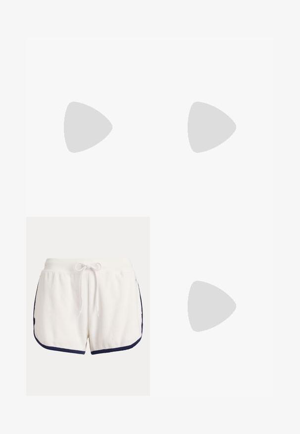 Rash guard noir à manches courtes en matière extensible, avec un logo "ROXY" blanc sur le devant et un design à col rond.; Shorts en éponge blanche avec taille élastiquée, cordon de serrage et bordure bleu marine foncé le long des bords.; Sandale noire à glissière avec une semelle texturée et un bout ouvert, suspendue au-dessus d'une surface en pierre avec un mur en pierre grise en arrière-plan.; Boucles d'oreilles créoles en or et en argent avec une finition métallique mélangée, présentant un design courbé lisse et une fermeture sans couture.