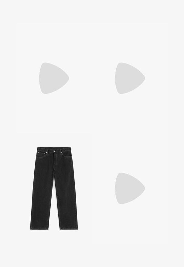 Polo en maille à manches courtes avec des rayures verticales noires et bleues sur fond blanc, doté d’un col uni bleu marine foncé et d’une encolure en V.; Jean denim noir à jambes droites avec poches avant et arrière, passants de ceinture et fermeture par bouton à la taille.; Chaussure en cuir noir à lacets avec semelle épaisse en caoutchouc et couture moc toe, vue de profil gauche sur fond clair uni.; Ceinture en cuir noir avec une texture lisse, dotée d'une boucle en métal argenté et d'une forme rectangulaire classique.