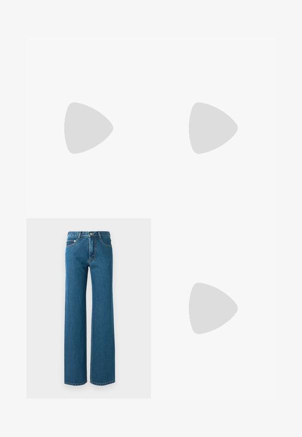 T-shirt gris clair à manches courtes et col rond avec un motif chiné subtil affiché sur un fond uni.; Jean large en denim bleu moyen, avec une taille haute, cinq poches et une couture contrastante sur les coutures. Tissu texturé.; Chaussure plate en cuir noir à bout pointu avec talon bas et finition lisse, vue de côté sur un fond gris clair.; Petit sac à main marron foncé texturé avec une courte bandoulière et un fond arrondi sur un fond clair uni.