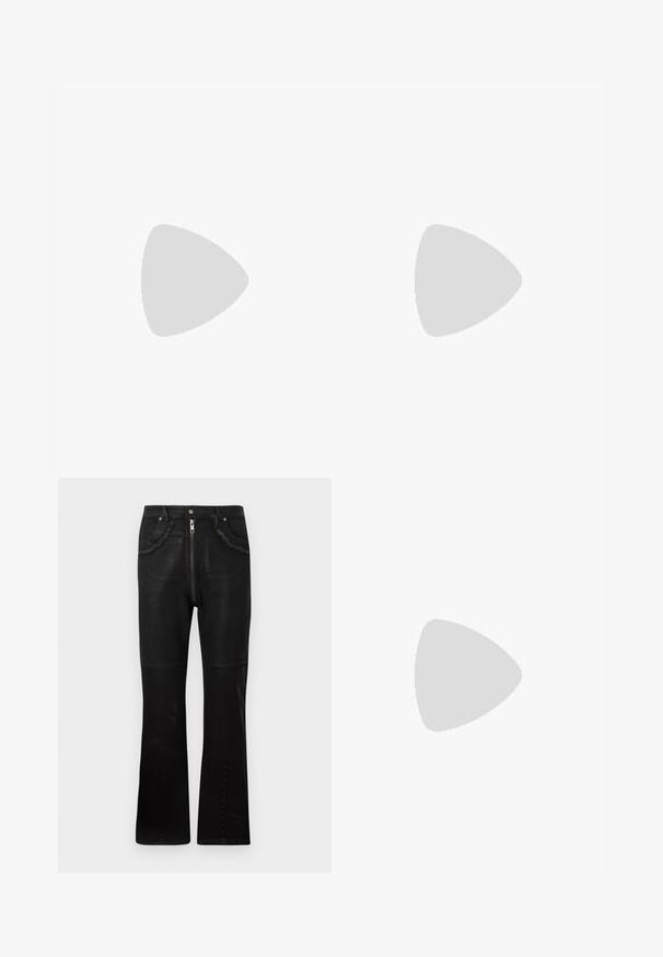 Čierny bezrukávový top vyrobený z bavlny s okrúhlym výstrihom a vyrazeným logom na prednej strane. Čistý, minimalistický dizajn.; Čierne rozšírené džínsy vyrobené z denim, s predným zipsom, textúrovanými vreckami s rozstrapkanými okrajmi, hladkým materiálom a detailmi s gombíkmi na nohách.; Čierne lakované slip-on topánky s okrúhlym špičkou, majú textúrovanú podrážku a jemné logo na päte. Hladký povrch.; Obdĺžnikové slnečné okuliare so svetlohnedým tónom a priehľadným béžovým plastovým rámom ležiace na bielej ploche.