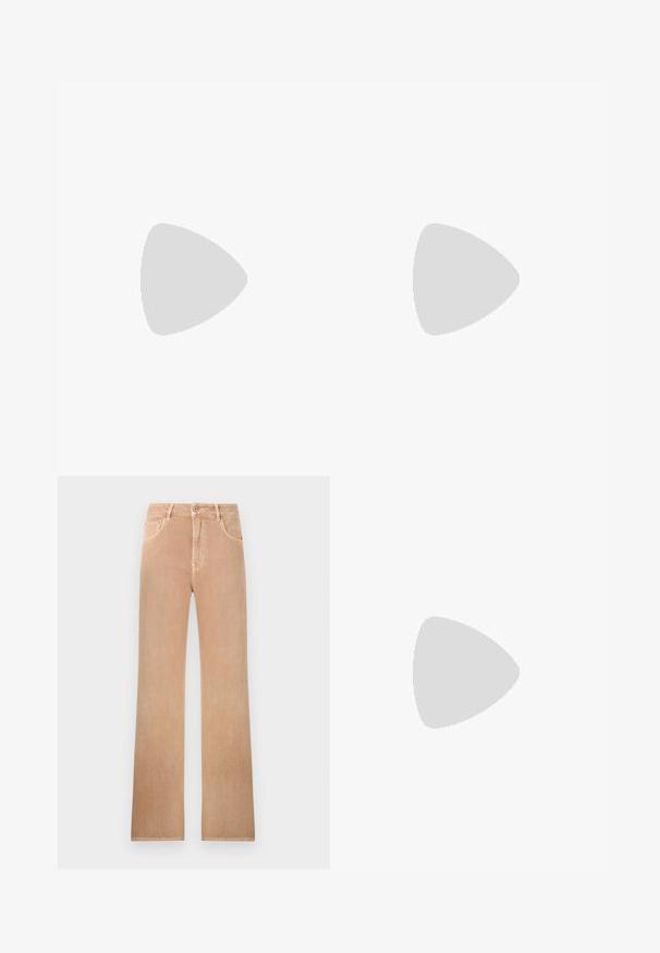 Top sans manches en maille côtelée marron foncé avec col montant et silhouette ajustée.; Jean taille haute à jambes droites de couleur marron clair avec bouton frontal, fermeture éclair, passants de ceinture et design à cinq poches.; Escarpin noir en cuir à bout pointu avec une fine bride et une boucle sur le cou-de-pied, posé sur un fond clair neutre.; Sac à main Calvin Klein noir brillant avec fermeture éclair dorée et anse courte sur fond blanc uni.