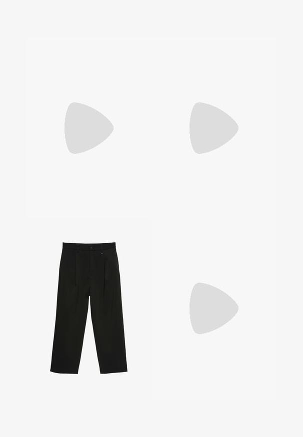 Schwarzes Poloshirt aus Baumwolle, mit Kragen, einer Knopfleiste mit drei Knöpfen und kurzen Ärmeln. Glatte Textur mit minimalistischem Design.; Schwarze, weit geschnittene Hose mit Knopf- und Reißverschluss, Gürtelschlaufen und einem kleinen Metallring in Bundnähe.; Schwarzer Leder-Slipper mit dicker Gummisohle und klassischem Penny-Detail an der Riemen, von der Außenseite gezeigt.; Gerollter schwarzer glänzender Ledergürtel mit einer silbernen rechteckigen Metallschnalle auf hellem einfarbigem Hintergrund.