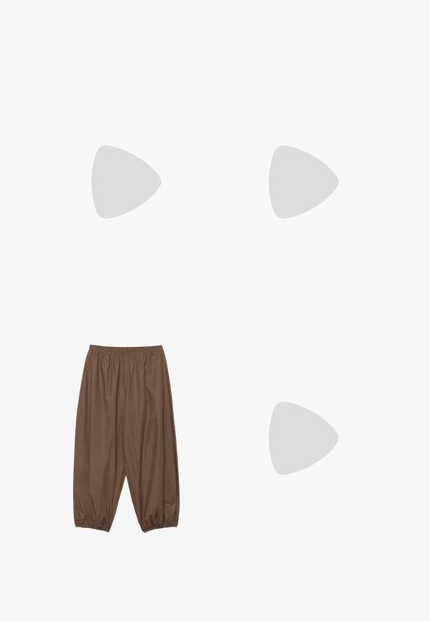 Haut noir sans manches avec tissu froncé, dos profond en forme de V et fines bretelles nouées dans le haut du dos.; Pantalon marron ample avec taille élastique et poignets élastiques froncés, confectionné dans un tissu léger.; Chaussure slingback en cuir verni noir avec bout pointu et petit talon bloc incliné sur fond clair uni.; Sac bandoulière en cuir marron foncé avec une forme souple et décontractée et une anse nouée torsadée sur un fond blanc uni.