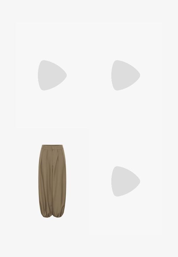 Pull noir à manches courtes avec un col rond, texture tricot lisse et coupe ajustée, présentant des poignets et un ourlet côtelés pour une finition soignée.; Pantalon large marron taille haute avec plis et poignets élastiqués aux chevilles, doté d'une fermeture frontale dissimulée.; Chaussure à talon kitten slingback avec imprimé vache brun et blanc, bout pointu, bride noire sur le devant, et détail de boucle dorée sur la bride de la cheville.; Sac à main bourgogne en matériau synthétique avec un design structuré, doté d'une bandoulière amovible et d'un foulard à motif floral noué au poignet.