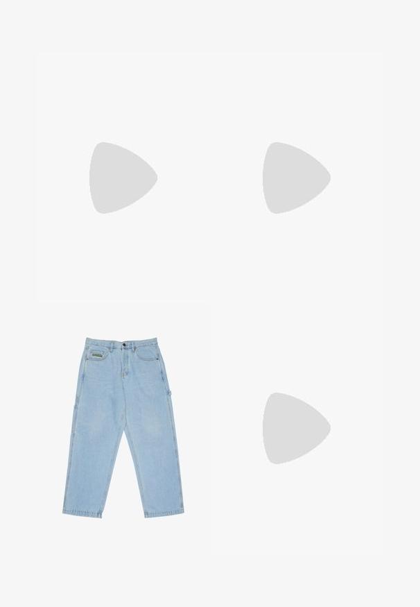 Schwarzes Baumwoll-T-Shirt mit kurzen Ärmeln, Rundhalsausschnitt und einem türkisfarbenen grafischen Logo auf der linken Brust. Glatte Textur, lässige Passform.; Hellblaue Carpenter-Jeans aus Denim mit lockerem Schnitt, fünf Taschen, Gürtelschlaufen und einem kleinen Markenlabel auf der vorderen rechten Tasche.; Weiße Sportschuhe mit grauen Akzenten, Obermaterial aus Mesh und Synthetik, Schnürdesign und rutschfester Gummisohle mit Strukturmustern.; Zarte silberne Kette mit kleinem vertikalem Stabanhänger auf weißem Hintergrund.
