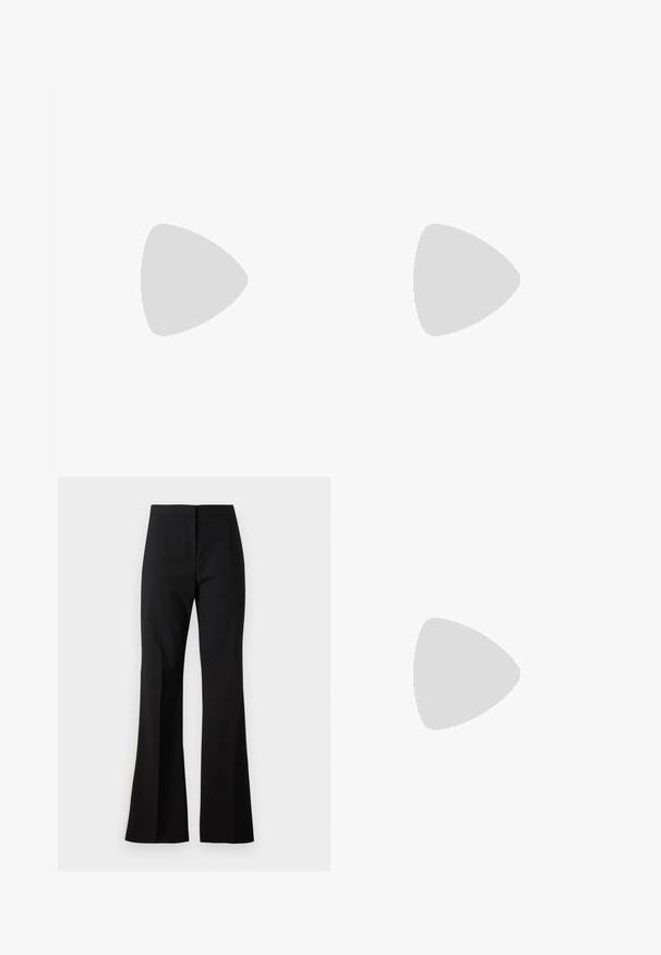 Ærmeløs pink top lavet af blødt stof, med rynket tekstur og en nøglehuludskæring ved halsen. Glat, tætsiddende design.; Sorte svingbukser lavet af et glat stof, med højtaljet talje, forreste folder og en ren finish ved sømmene.; Sort højhælet sandal med ankelsnor, der ser ud til at svæve over et trægulv udendørs med sløret grønt og sten i baggrunden.; Sort skuldertaske i læder med en buet rektangulær form, gyldent kæde vævet ind i en flettet sort rem og toplynlås.