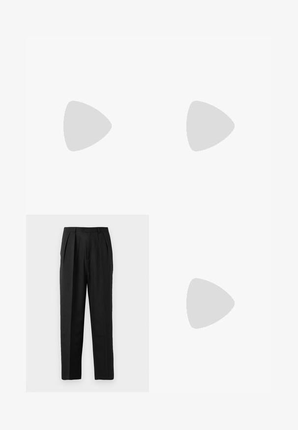 Polo vert foncé à manches courtes avec col, patte de boutonnage et logo « Les Deux » discrètement brodé sur la poitrine gauche.; Pantalons plissés noirs au design sur mesure, confectionnés en tissu lisse, avec une fermeture à bouton et une coupe droite.; Chaussure mocassin en cuir noir suspendue au-dessus d’un tapis beige avec du mobilier moderne couleur ambre en arrière-plan.; Sac bandoulière en cuir marron foncé texturé avec une sangle réglable et un petit accent décoratif bleu sur le côté.
