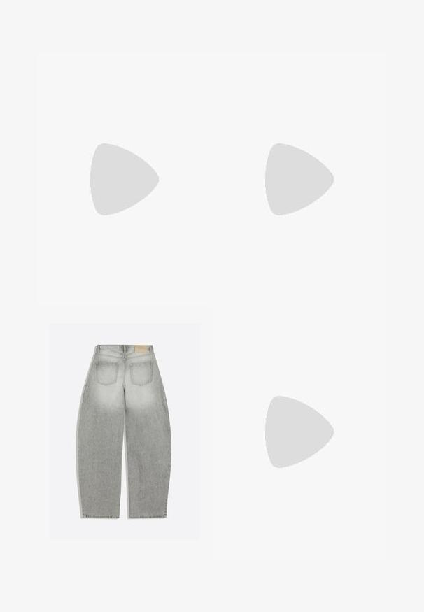Blå sweatshirt med ribbet rund hals, der har horisontale lyseblå striber og en glat tekstur. Rent design, blødt stof.; Lysegrå højtaljede bukser med vide ben, to baglommer og bæltestropper, vist bagfra på en ensfarvet hvid baggrund.; Hvide flade sko med spids tå-design, glat tekstiloverdel, lav hæl og minimalistisk stil uden synlige mønstre eller udsmykninger.; Sort læder tote taske med en glat overflade, en blød, afrundet top og brede håndtag. Har minimal syning og en afslappet silhuet.
