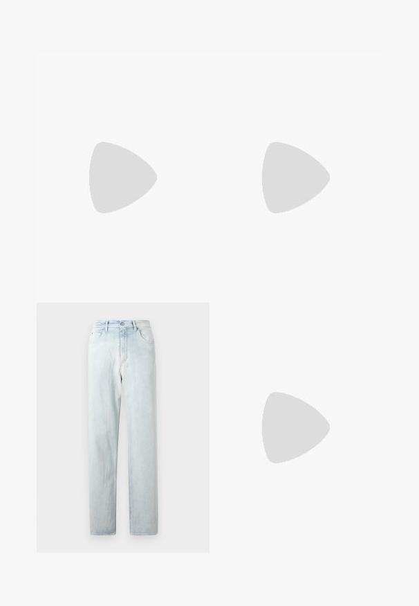 Paarse katoenen t-shirt met ronde hals en korte mouwen. Bevat een klein logo op de borst. Gladde textuur, casual pasvorm.; Lichtblauwe spijkerbroek met rechte pijpen, vijf zakken en een klassieke knoop- en ritssluiting. Soepele textuur met subtiele vervaging.; Heren flip-flop sandaal met donkergrijze en olijfgroene gestructureerde zool, met een dikke gewatteerde band en flexibele geribbelde onderkant.; Zilveren ketting met in elkaar grijpende schakels, een gladde textuur en een uniforme rechthoekige vorm. Veilige sluiting.