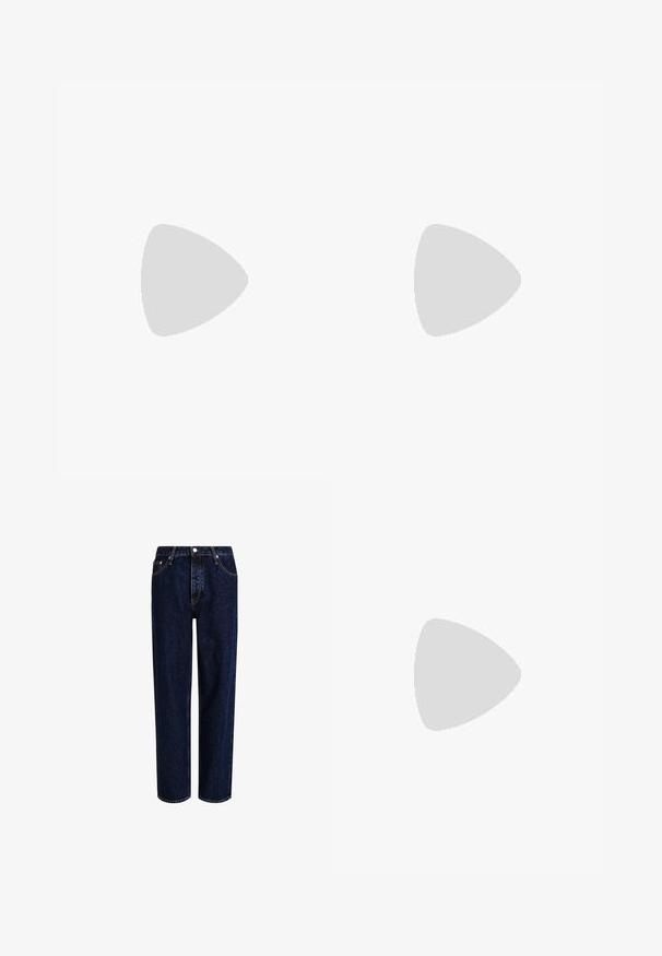 Schwarzes T-Shirt mit kurzen Ärmeln und Rundhalsausschnitt mit dezent eingeprägtem Calvin Klein Logo mittig auf der Brust.; Dunkelblaue Denim-Jeans mit geradem Bein, hoher Taille, fünf Taschen und kontrastierenden Nähten. Ohne Verzierungen.; Schwarze Leder-Loafer mit abgerundetem Zehenbereich, markanter Naht und einem dekorativen Riemen über dem Vorderblatt. Glatte Oberfläche und niedriger Absatz.; Weiße rechteckige Calvin Klein Handtasche mit einem einzelnen Henkel, minimalistischem Design und dekorativen Quasten mit geometrischem Metallanhänger an der Seite.