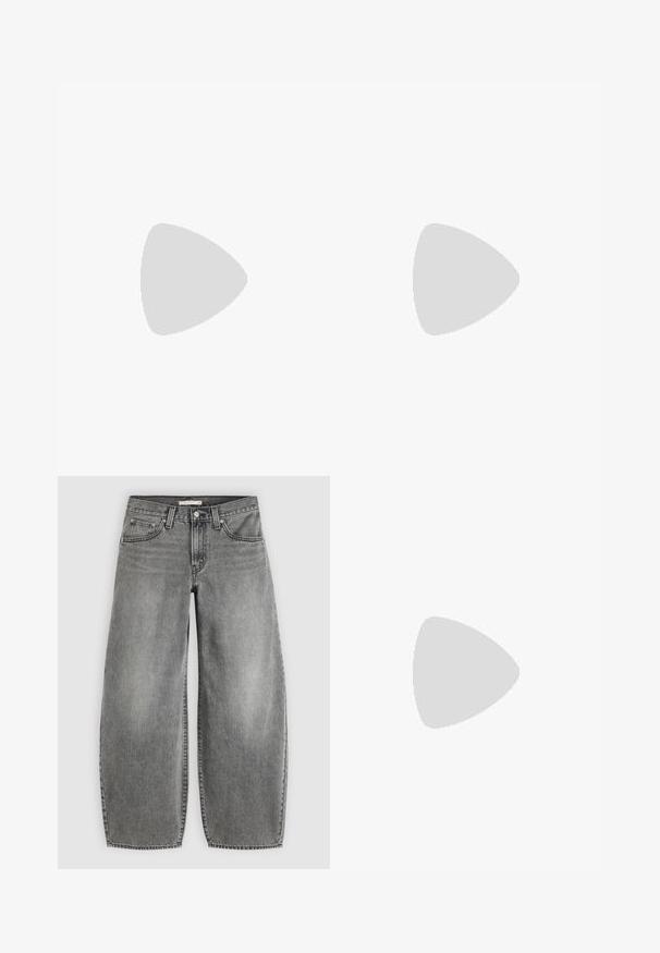 Lichtgrijs shirt met lange mouwen en ronde hals, ontspannen pasvorm en lichte plooitjes aan de onderzoom, met label "Weekday" aan de binnenkant van de kraag.; Grijze wijde jeans van denim met knoop en rits aan de voorkant, riemlussen en vijfzakken ontwerp op een effen achtergrond.; Zwarte leren schoenen met een ronde neus, voorzien van een zijbuckle en een dikke, robuuste zool. Glad textuur met minimale stiksels.; Zwarte leren riem met zilveren rechthoekige gesp en meerdere verstelgaten, plat gelegd op een witte achtergrond.