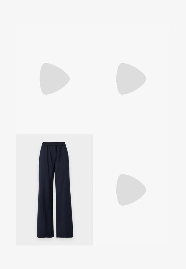 T-shirt blanc à col en V en coton avec manches courtes, présentant un petit logo sur le côté gauche de la poitrine. Texture de tissu lisse.; Pantalon large bleu marine avec une ceinture élastique et un devant lisse, présenté sur un fond blanc.; Chaussure slingback en cuir verni noir à bout pointu avec bride en T et petit talon bloc incliné sur fond blanc.; Sac à main en cuir noir embossé en crocodile avec un design structuré, une poignée supérieure, une bandoulière ajustable et un détail de logo en avant bien visible.