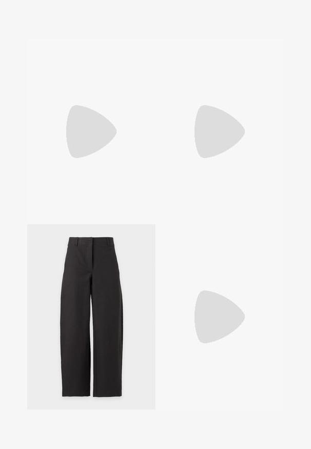 T-shirt blanc uni à manches courtes, col rond et coupe ample et carrée sur un fond gris clair.; Pantalon noir à jambes larges avec taille haute et passants de ceinture, présenté sur fond blanc.; Ballerines en cuir noir avec un bout arrondi, une semelle plate et une fine sangle ajustable sur le cou-de-pied avec une boucle en métal.; Petit sac à main noir brillant avec deux longues anses et des détails à cordon sur les côtés sur un fond clair uni.